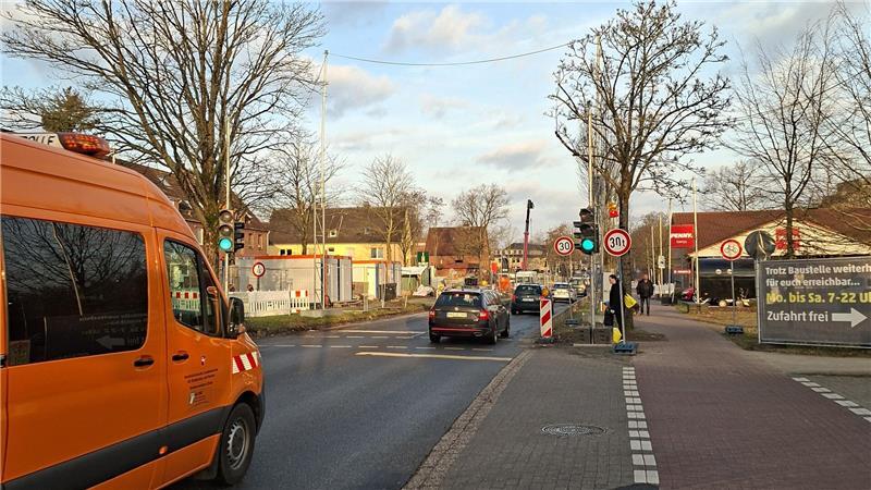 Die Baustelle auf der Harburger Straße ist halbseitig befahrbar.