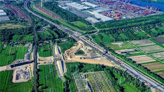 Die Baustelle des neuen Autobahnkreuzes Hamburg-Hafen. Links sind die Hafenbahn und der Tunnelbau zu sehen.