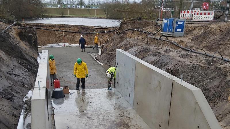 Die Baustelle für die Sohlgleite: Unter der Moisburger Straße durch sollen die Fische die Este flussaufwärts schwimmen.