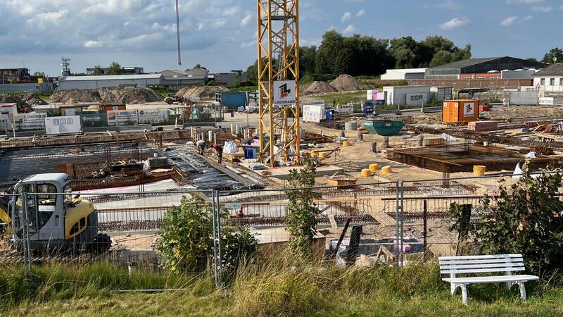 Die Baustelle mit Blick vom Schwingedeich: Die Bauarbeiten haben längst begonnen.