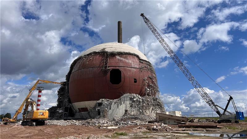 Familienbande: Jörg und Bodo Freimuth reißen das AKW in Stade ab Die Baustelle: rechts der neue 1,6-Millionen-Bagger, links ein Gerät das ein Nebengebäude mit Betonschere zerkleinert.