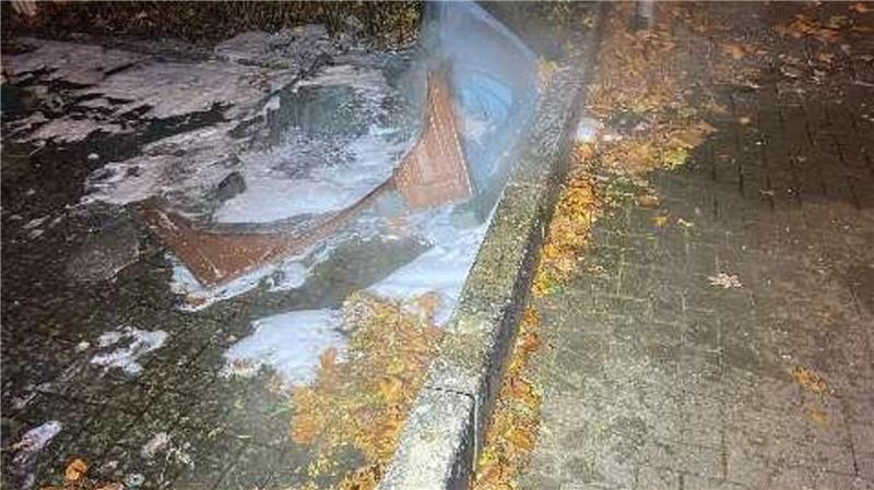 Brandstifter zünden Buxtehuder Baustellenklos an Die Baustellen-Toilette brannte vollständig aus.