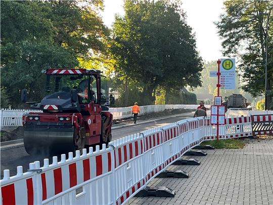 Die Baustellen-Trupps auf der B 73 ziehen weiter, ab Montag wird zwischen Agathenburg (Autohaus) und Dollern (Shell-Tankstelle) gearbeitet. Foto: Vasel