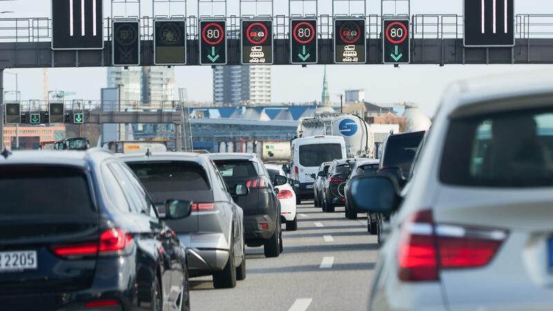 Die Baustellen vor dem Elbtunnel führen bei großem Verkehrsaufkommen zu Staus. (Archivfoto)