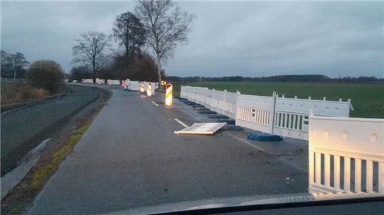 Die Baustellenabsperrungen entlang der Kreisstraße 68 wurden durch den Sturm beschädigt. Das hat Folgen.