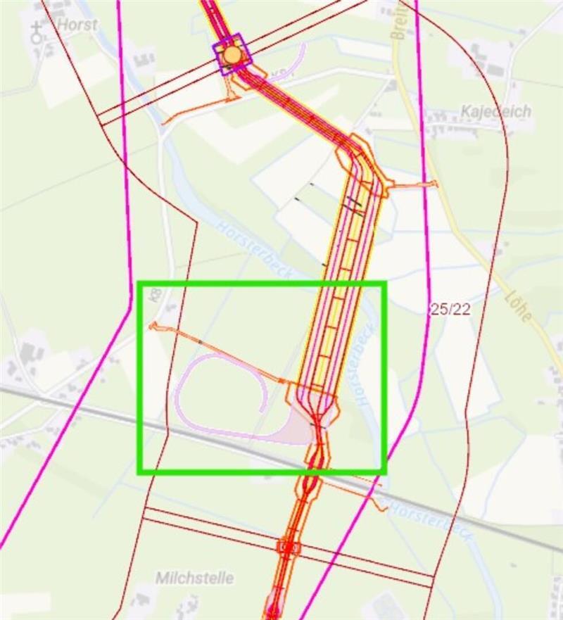 Die Baustelleneinrichtungsfläche in Burweg befindet sich im grün umrandeten Bereich zwischen der Horsterbeck, nördlich und östlich, und dem als graue Linie erkennbaren Bahndamm. Rot markiert ist die geplante Stromleitung.