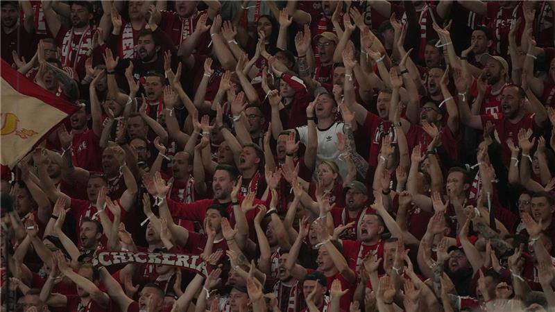 Die Bayern-Fans unterstützen und feierten ihr Team auch in Paris. Beim Rückspiel sollen sie die Allianz Arena stimmungsvoll in eine Festung verwandeln.
