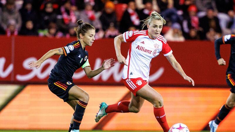 Die Bayern-Frauen um Georgia Stanway (r) verspielten gegen die AS Rom eine 2:0-Führung.