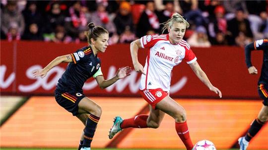 Die Bayern-Frauen um Georgia Stanway (r) verspielten gegen die AS Rom eine 2:0-Führung.