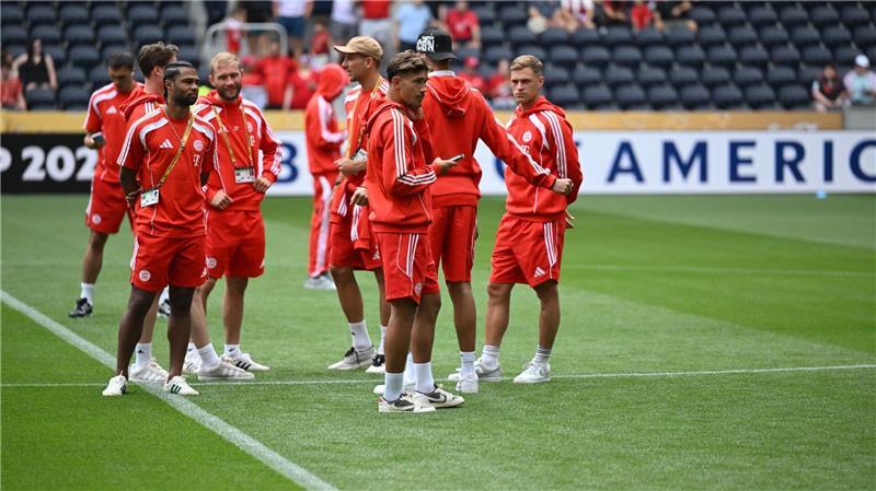 Bayern-Profi Coman erster Torschütze der Club-WM Die Bayern-Profis vor dem Anpfiff bei der Platzbegehung.