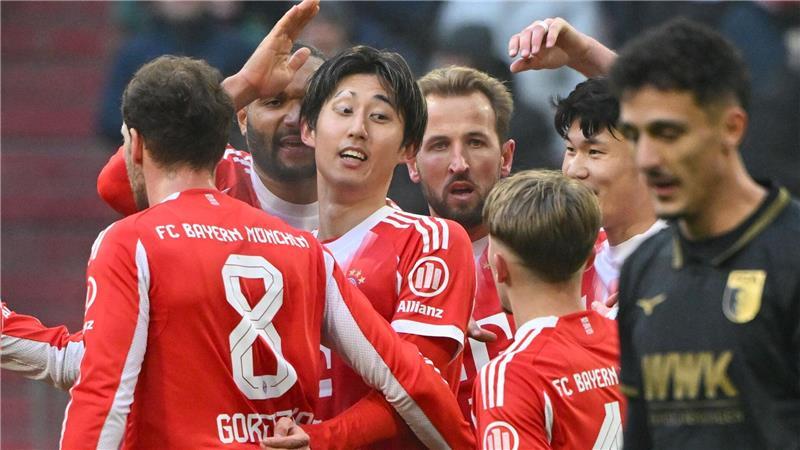 Die Bayern-Spieler bejubeln den 1:0-Führungstreffer. 