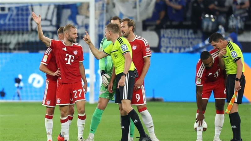 Die Bayern-Spieler beschweren sich bei Schiedsrichter Robert Schröder.