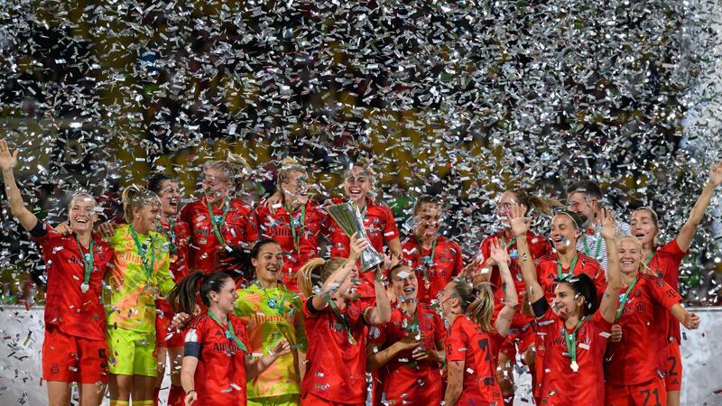 FC Bayern oder VfL Wolfsburg: Wer wird deutscher Meister? Die Bayern-Spielerinnen holen den erstmals seit 1997 ausgetragenen Supercup.