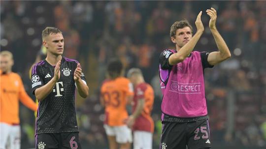 Die Bayern-Stars Joshua Kimmich (l) und Thomas Müller bedanken sich nach dem Spiel in Istanbul bei den Fans.