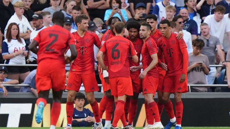 Bayern gewinnen bei Kanes Rückkehr wieder gegen Tottenham Die Bayern bejubeln das Tor von Serge Gnabry (4.v.r.).