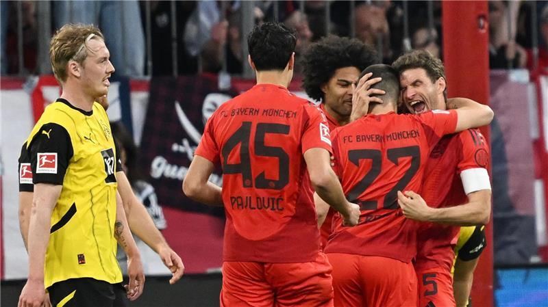Die Bayern bejubeln einen Treffer gegen Dortmund.