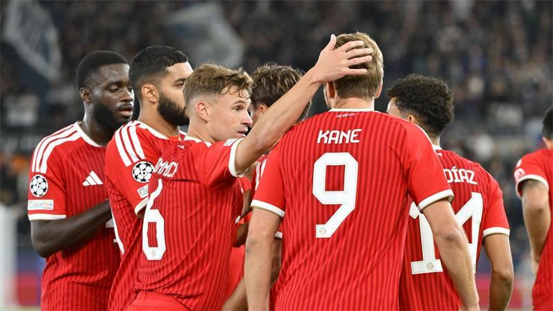 „Überblöder“ Platzverweis und zu viele Bayern-Fehler Die Bayern müssen sich gegenseitig aufbauen.