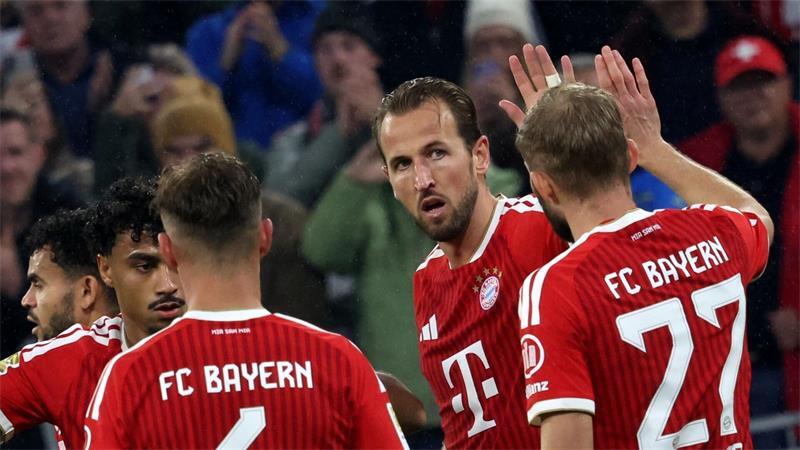 Bayern feiern Torfest nach Frusttagen - Kompany angeschlagen Die Bayern um Dreh- und Angelpunkt Harry Kane (2.v.r.) feiern ein Torfest.