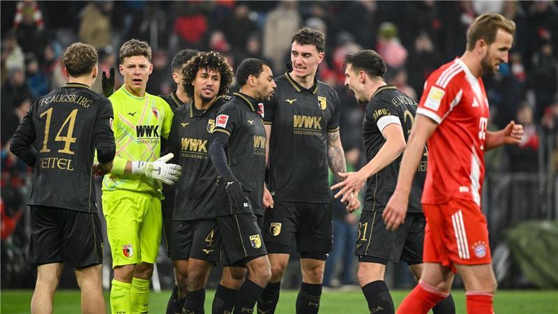 Die Bayern um Harry Kane (r) schlichen als Verlierer vom Platz.