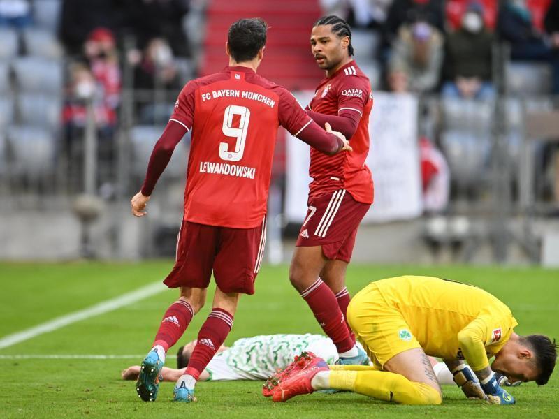 Die Bayern um Robert Lewandowski (l) und Serge Gnabry taten sich erst schwer, aber gewannen am Ende souverän. Foto: Tobias Hase/dpa