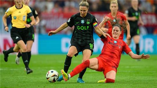 Die Bayern um Sarah Zadrazil (r) gelten als Titelfavoriten.