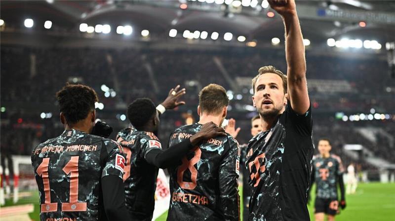 „Bemerkenswert“: Bayern fühlen sich bereit für Leverkusen Die Bayern um Stürmerstar Harry Kane (r.) steuern auf den Meistertitel zu.