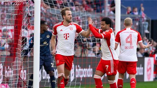 Die Bayern um Torjäger Harry Kane (l) überzeugten gegen Mainz.
