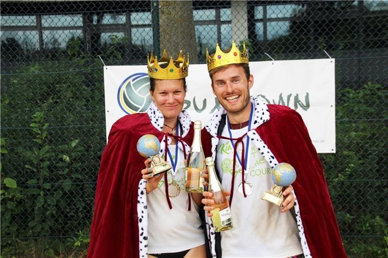 Die „Beach Banditos“: Katharina Pape und Kevin Czibor krönten sich in Buxtehude zu „Queen & King of the Court“ und wurden mit einer standesgemäßen Sektdusche gefeiert. Fotos: Schultz