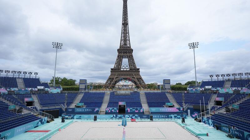 Die Beach-Volleyball-Wettbewerbe bei Olympia werden vor dem Eiffelturm ausgetragen.