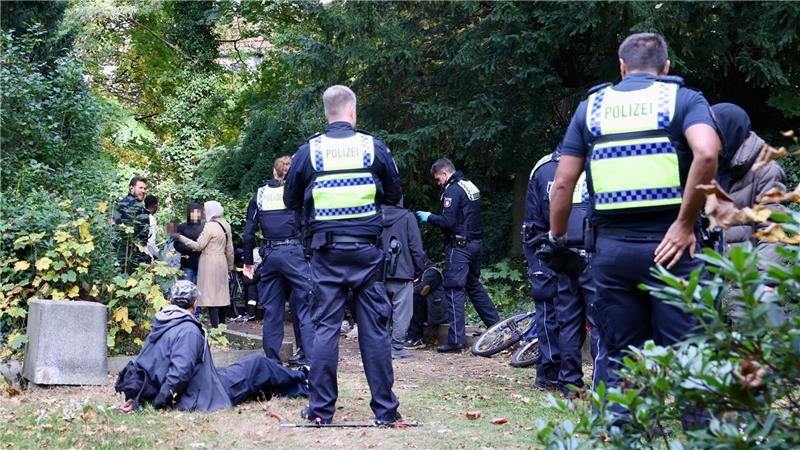 Die Beamten fanden zunächst keine Drogen bei den Verdächtigen. Erst ein Drogenspürhund brachte Klarheit.