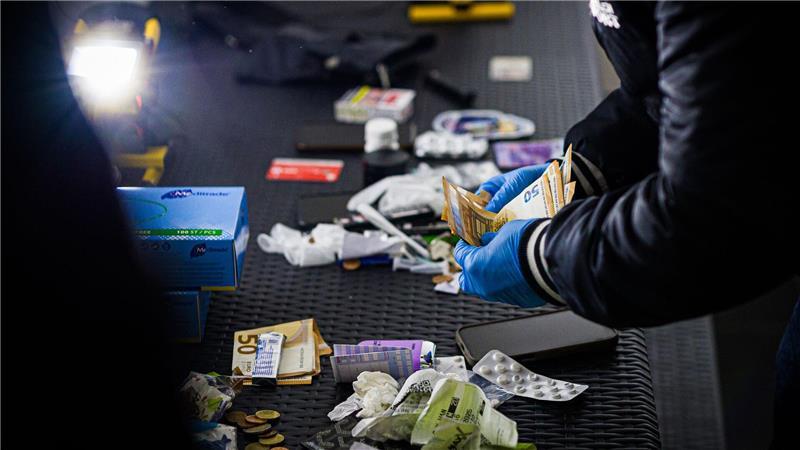 Die Beamten führten auch Taschenkontrollen durch.