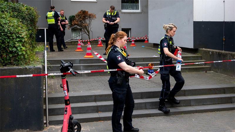 Die Beamten gehen von einer Auseinandersetzung zwischen mehreren Personen aus.
