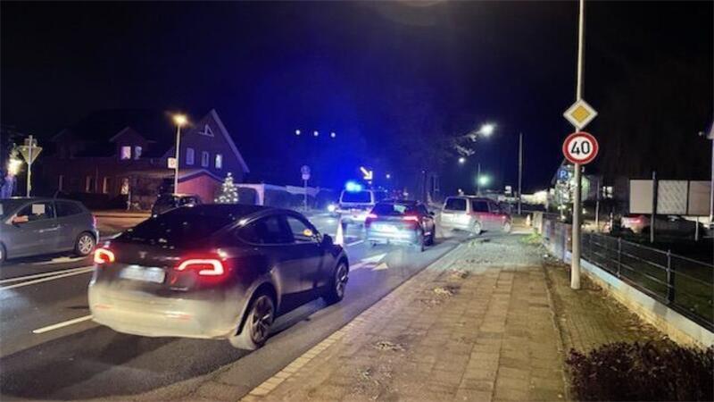 Erschreckende Unfallstatistik: Polizei Stade reagiert mit Großkontrollen Autos werden auf den Pfingstmarktplatz geleitet