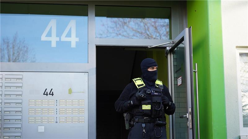 Die Beamten sicherten am frühen Morgen Material.