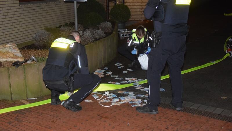 Geldautomat in Harsefeld gesprengt - Tausende Euro liegen auf der Straße Polizisten sammeln Geld auf