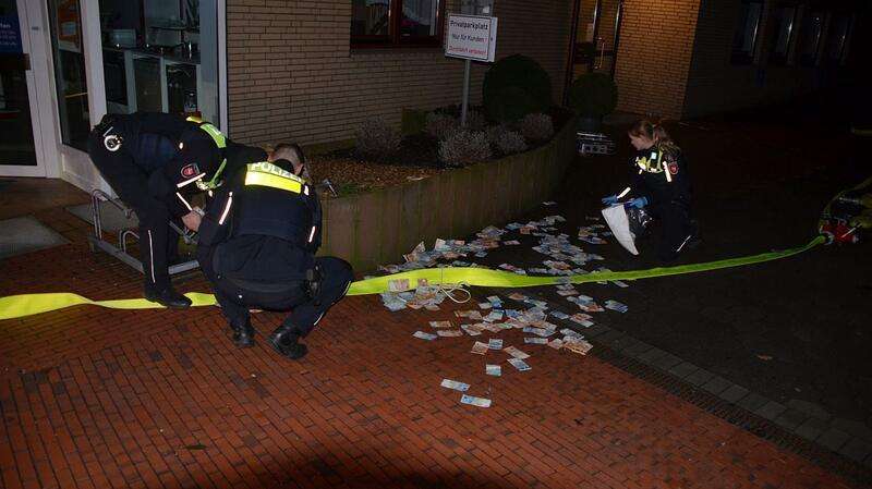 Geldautomat in Harsefeld gesprengt: Was Zeugen gesehen haben Bargeld wird sichergestellt