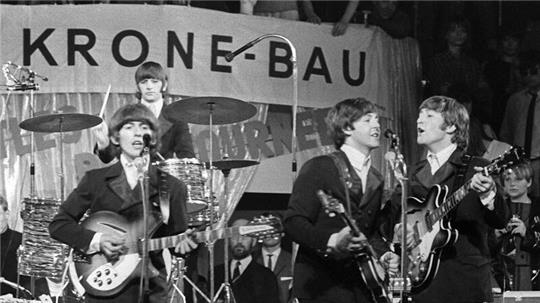 Die Beatles treten 1966 im Circus Krone-Bau auf.
