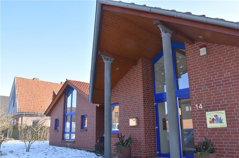 Die Beckdorfer Kindertagesstätte : Wo noch ein altes Einfamilienhaus steht (hinten links), soll der Anbau verwirklicht werden. Foto Felsch