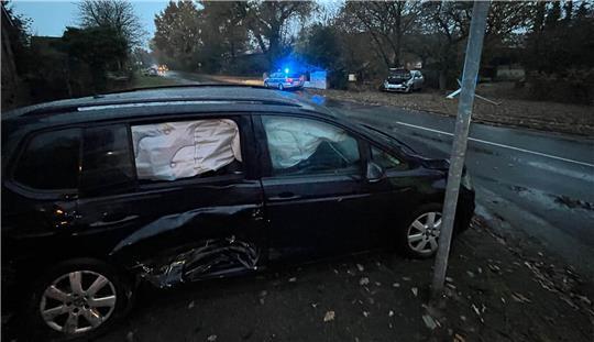 Die Beckdorfer Straße musste nach dem Unfall für Rettungsarbeiten und die Unfallaufnahme am Montagmorgen eine Stunde gesperrt werden. Foto: Vasel