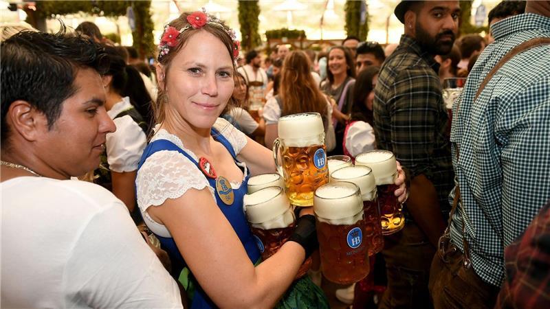 Die Bedienungen auf der Wiesn haben es nicht leicht (Archivbild).