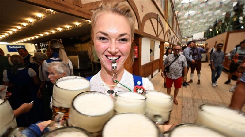 Söder lobt in Lederhose: Wiesn „einfach besser“ als Berlin Die Bedienungen schleppen die Maßkrüge.