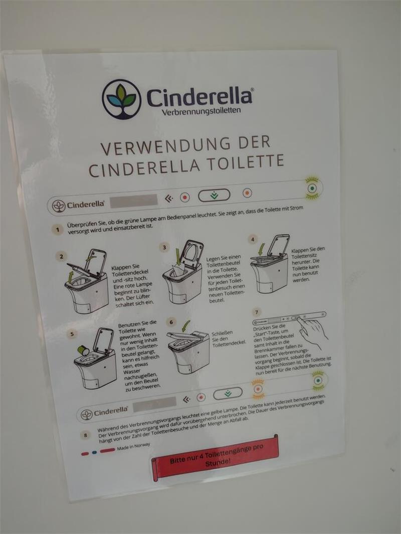 Die Bedienungsanleitung für die Bordtoilette sieht ziemlich kompliziert aus. Nach dem ersten Klogang hat man das Prozedere aber raus.