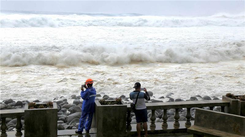 Hongkong streicht Hunderte Flüge wegen Super-Taifun „Ragasa“ Die Behörde auf den Philippinen hatten vor Sturmfluten und orkanartigen Böen gewarnt.