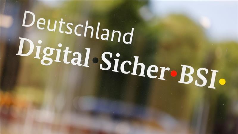 Dobrindt will mehr in Cyber-Sicherheit investieren Die Behörde spielt nach Angaben von Dobrindt eine wichtige Rolle beim Kampf gegen Cyber-Attacken.
