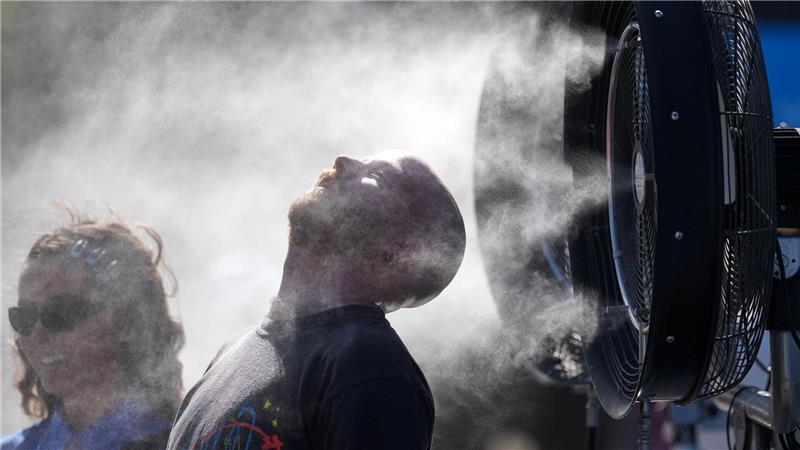 Die Behörden forderten die Menschen auf, sich immer wieder abzukühlen.