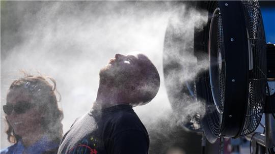 Die Behörden forderten die Menschen auf, sich immer wieder abzukühlen.