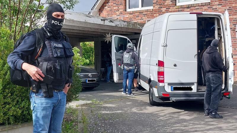 Die Behörden gehen gegen eine Gruppe vor, die Chinesen zur Einreise nach Deutschland verholfen haben soll.