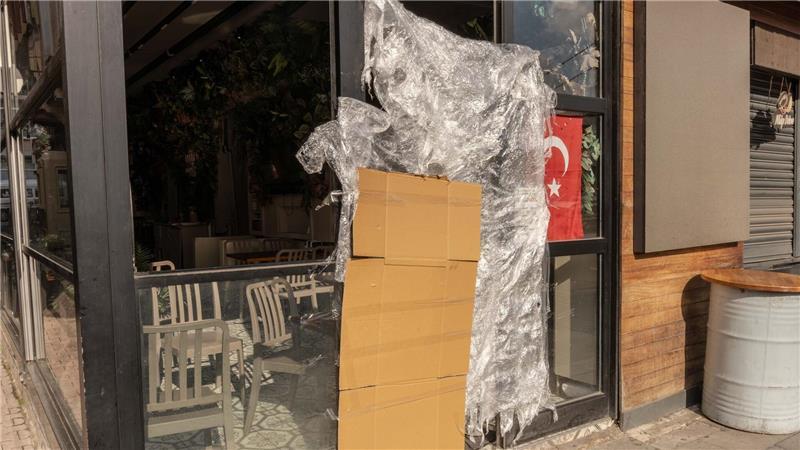 Weitere Festnahmen nach Tod von drei Deutschen in Istanbul Die Behörden haben einen Laden im Stadtteil Ortaköy schließen lassen.