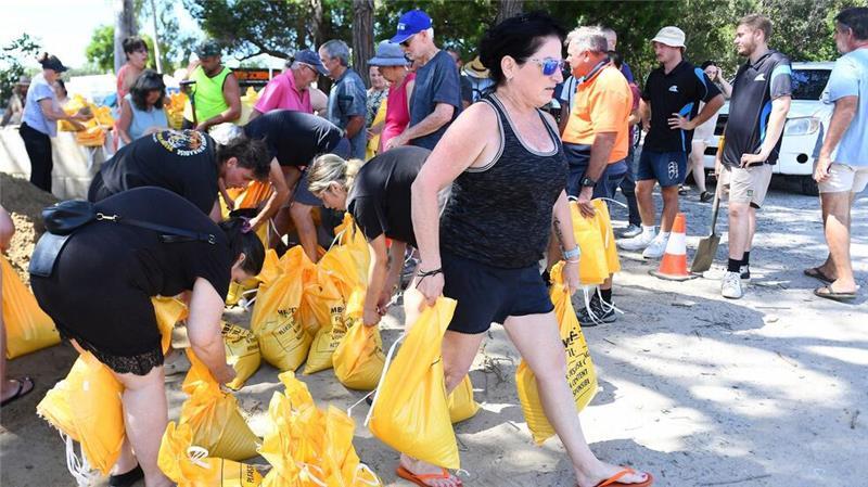 Angst vor „Alfred“: Zyklon steuert auf Australiens Osten zu Die Behörden verteilten im Vorfeld Zehntausende Sandsäcke an die Bevölkerung.