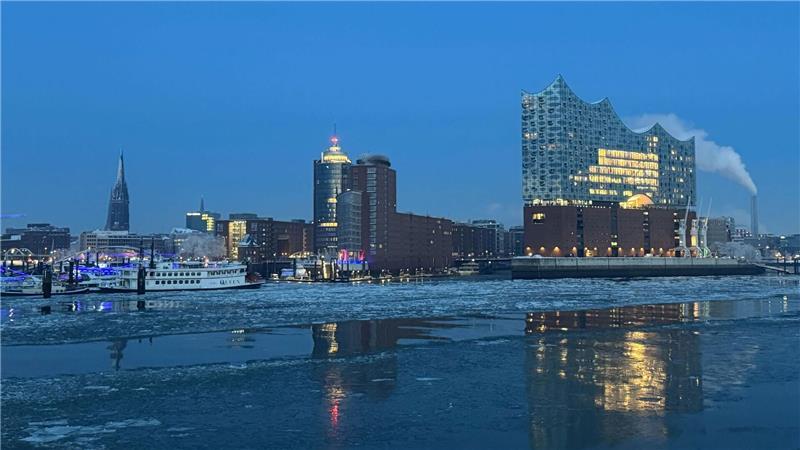 Die Behörden warnen vor dem Betreten der Eisflächen von Seen und Teichen.
